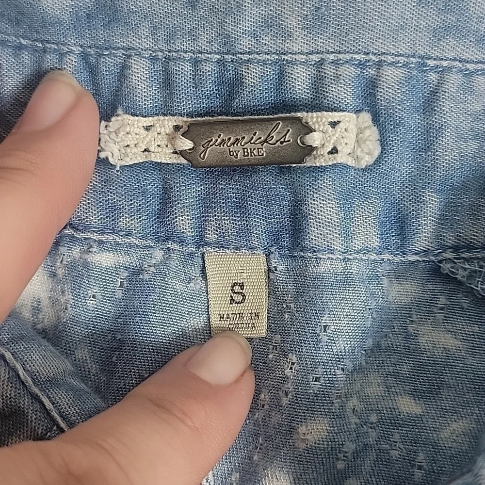 Gimmicks by BKE Perforated Chambray Shirt Light Denim Bleached Super Cute - Picture 3 of 6